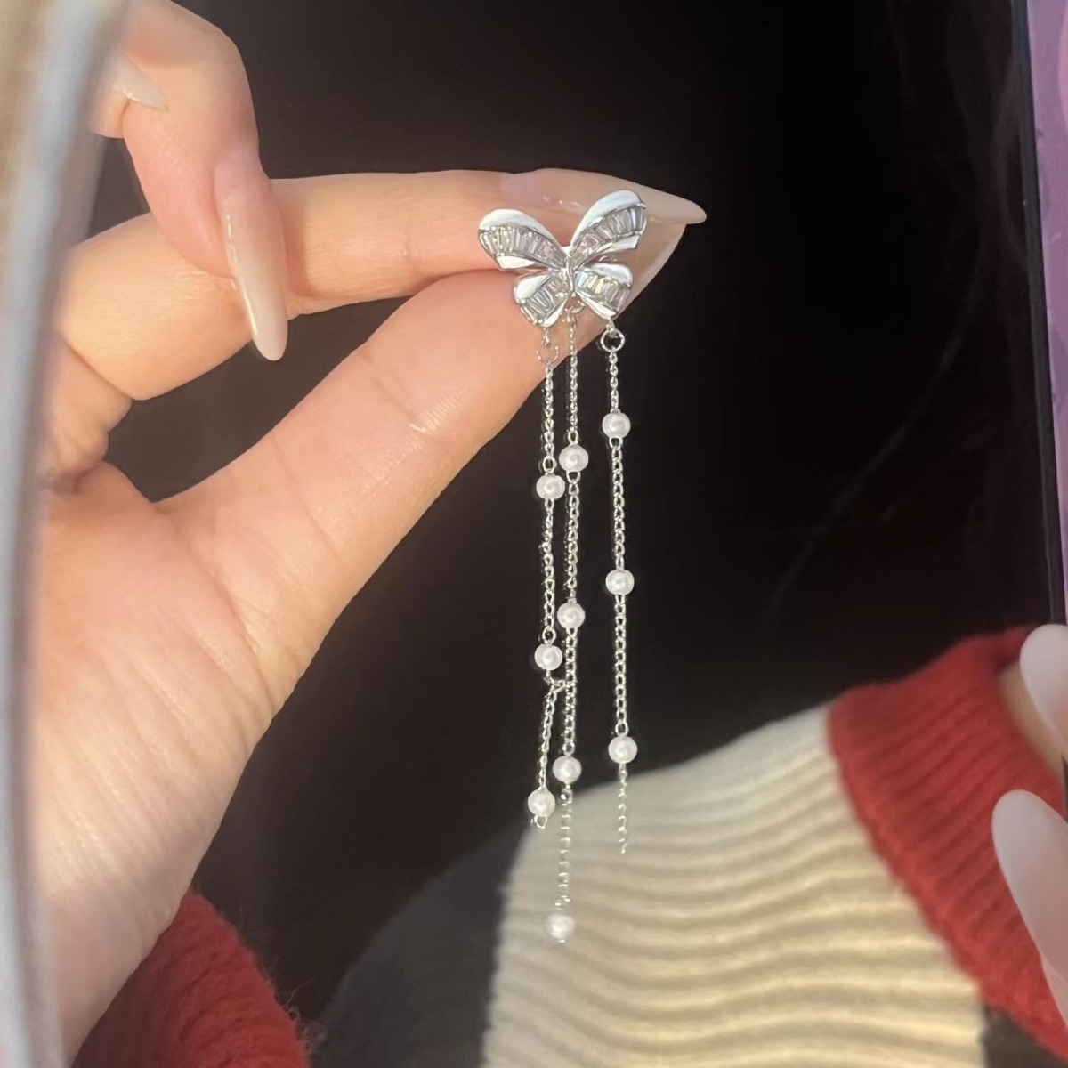 The new autumn and winter butterfly tassel ear bone clip is an ins niche and high-end style with an ethereal charm. It is a long ear clip without any ear holes full figure