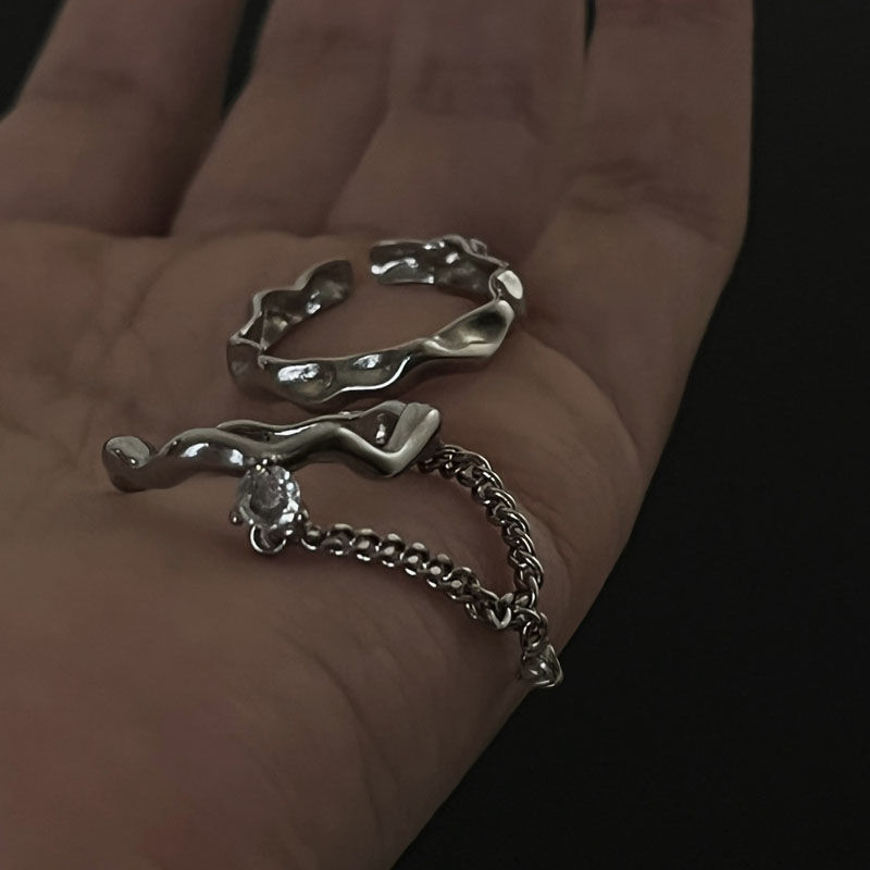 The wavy chain combination open ring can be adjusted. It features a niche design with a cold style and an irregular personality, making it a trendy index finger ring Application Scenario