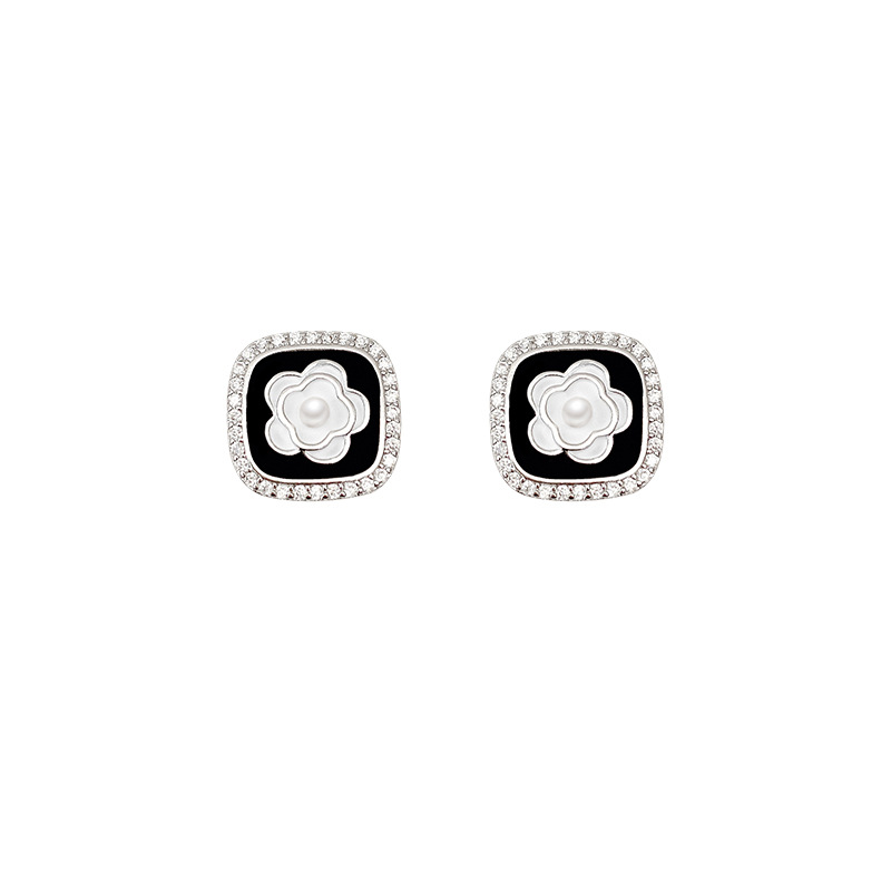French Champs-style pearl flower earrings for women, retro Hong Kong style, high-end feel, square stud earrings, light luxury, internet-famous earrings Item Picture