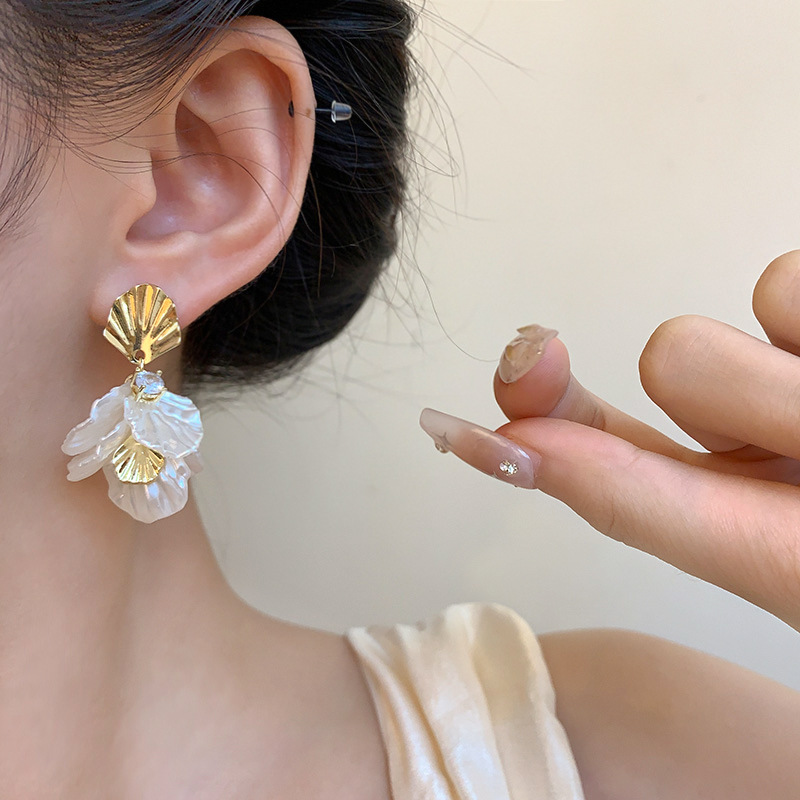 S925 Silver needle asymmetrical earrings with petals, fashionable and versatile, elegant pearl stud earrings, high-end and simple diamond-encrusted earrings Application Scenario