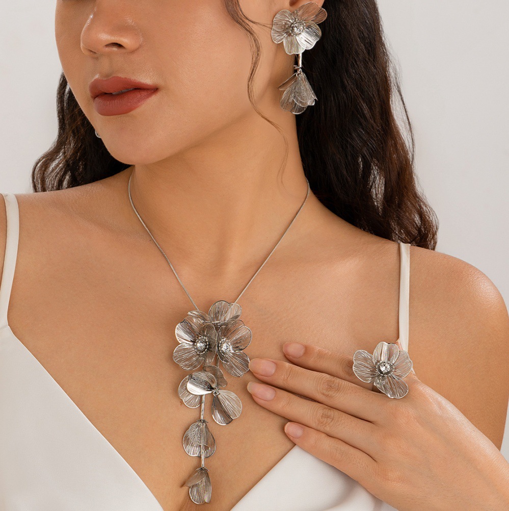 European and American cross-border jewelry, flower, versatile collarbone chain earrings, design sense jewelry accessories, alloy summer new jewelry details Picture