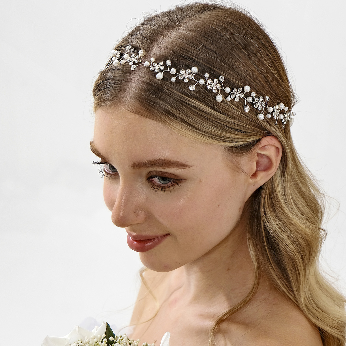 New minimalist style hair bands and headbands from Europe and America, handcrafted rhinestone and pearl bridal hair bands, photo studio photo shoots, wedding accessories full figure
