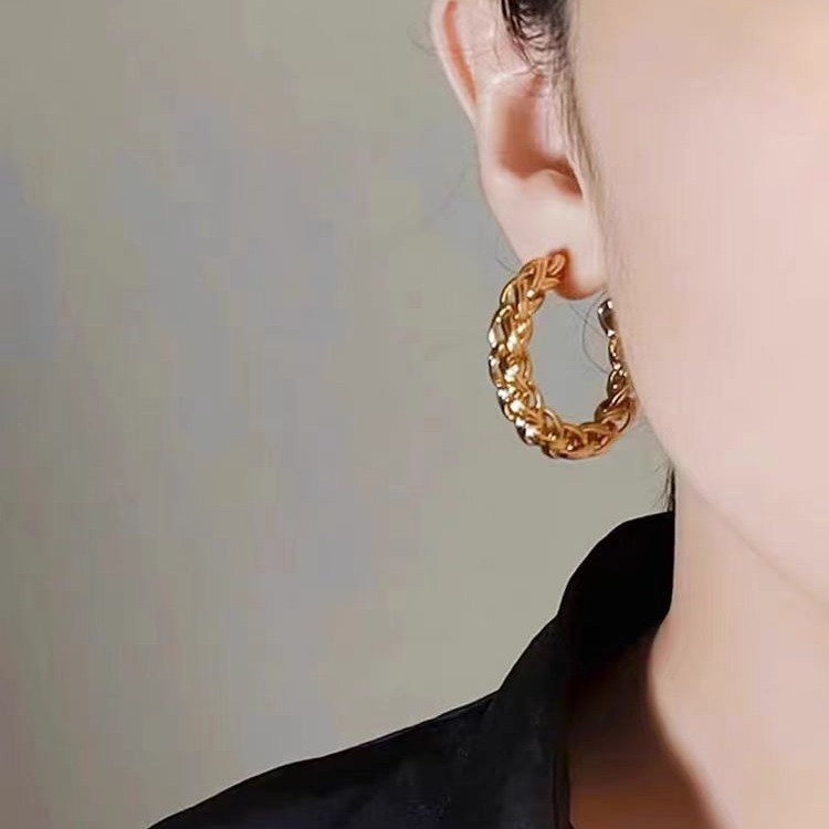 European and American InS-style simple wheat ear and twist woven hollowed-out earrings, C-shaped ring earrings, niche design sense ear rings for women full figure