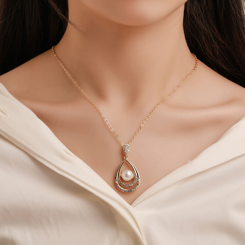 Fashionable pearl jewelry set, elegant teardrop-shaped necklace, stud earrings, two-piece set, personalized and elegant bridal accessories wholesale Application Scenario