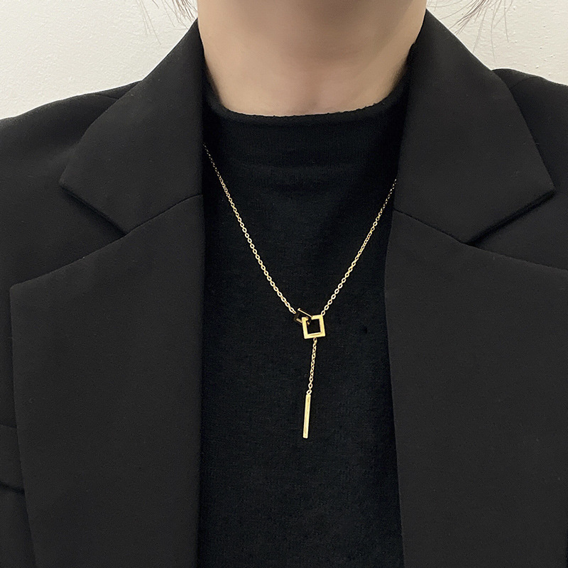 A niche design square geometric necklace for women, a light luxury long collarbone chain, retro and simple, elegant and fashionable accessory full figure