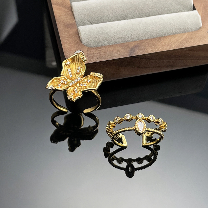 Ancient-style golden butterfly ring for women, set with zircon, with a niche design sense, light luxury and exquisite, double-layer sweet and cool index finger ring trend full figure