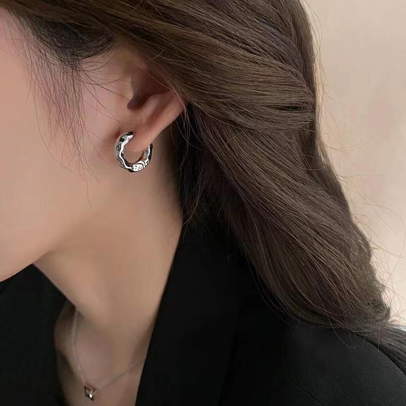 Metal high-end pleated circle ear rings, women's niche, versatile and fashionable design, light luxury and retro earrings Application Scenario