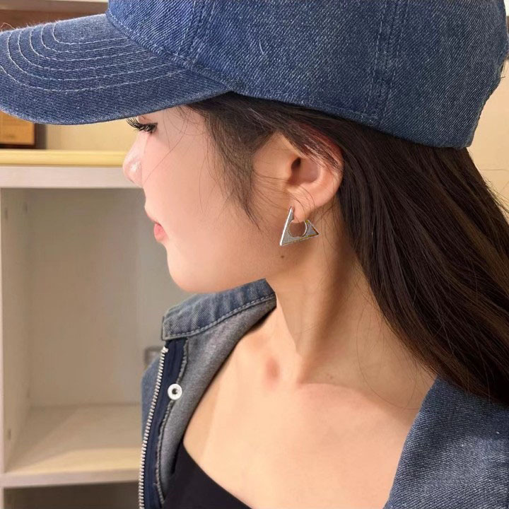 Geometric triangle earrings for women, with a niche design sense, simple and elegant, high-end and personalized fashion. Stud earrings and earrings, with a cold style Application Scenario