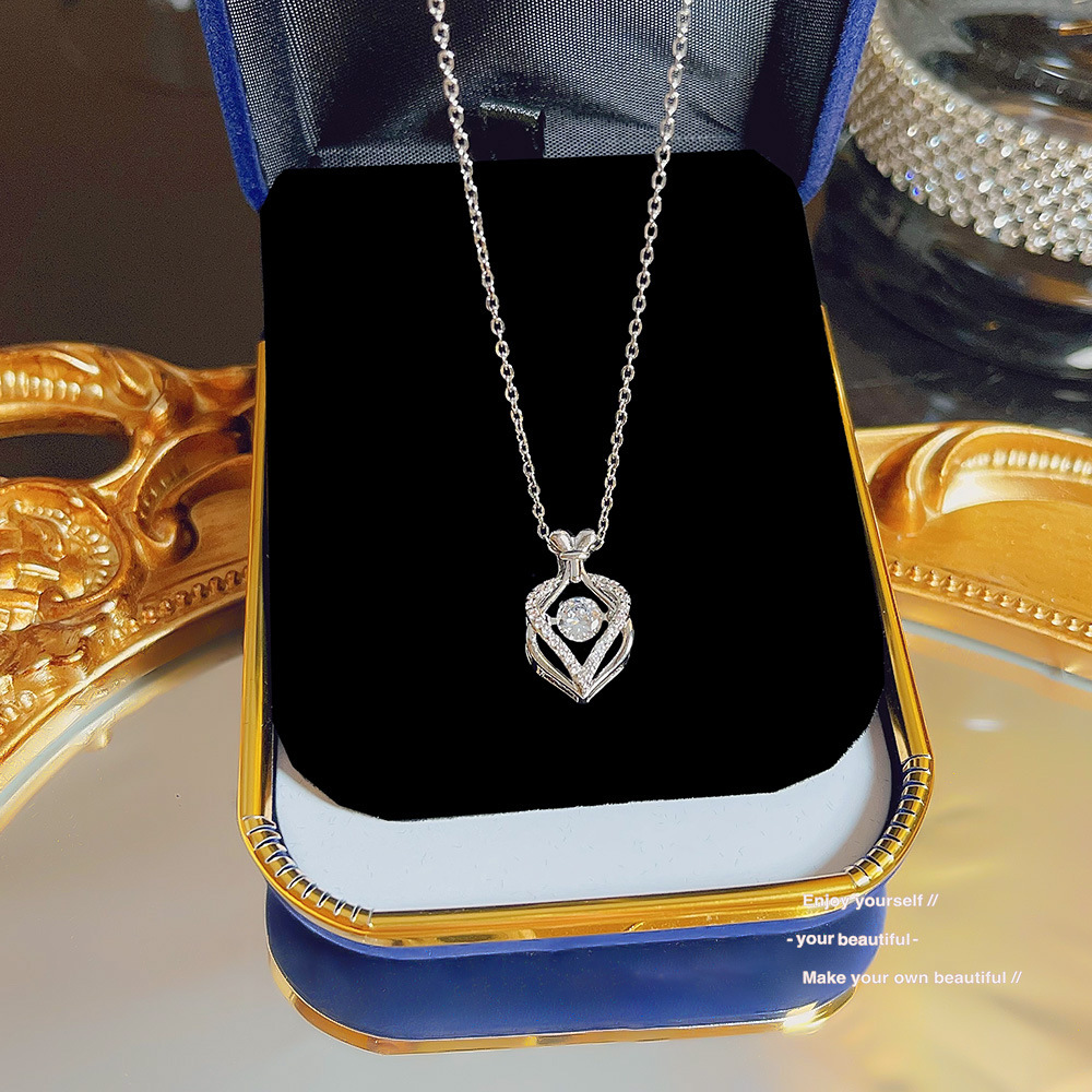 The Japanese and Korean heart-to-heart necklace, titanium steel neckchain, super glittering zirconium heart-shaped pendant, Internet celebrity accessory, personalized collarbone chain for women full figure