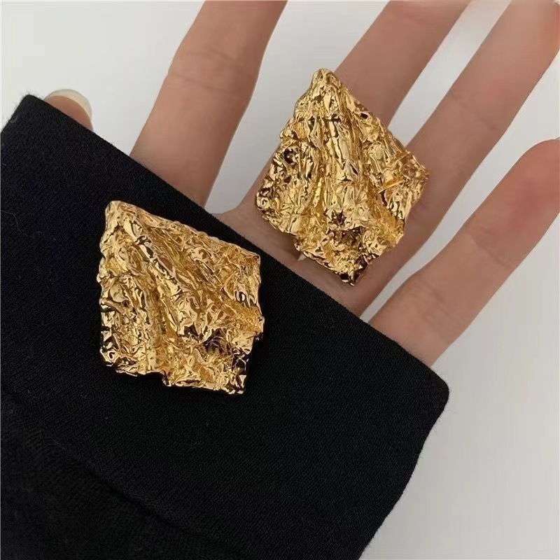 French vintage vintage high-end irregular tin foil pleated earrings, unique autumn and winter style stud earrings full figure