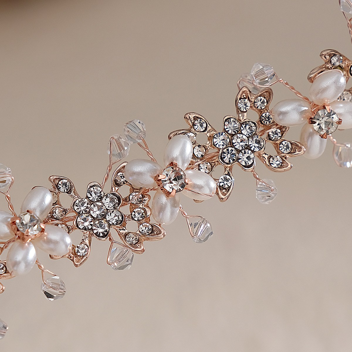 European and American wedding handcrafted fashionable headwear, rhinestone alloy pearl headbands, bride wedding accessories, cross-border headbands wholesale Application Scenario
