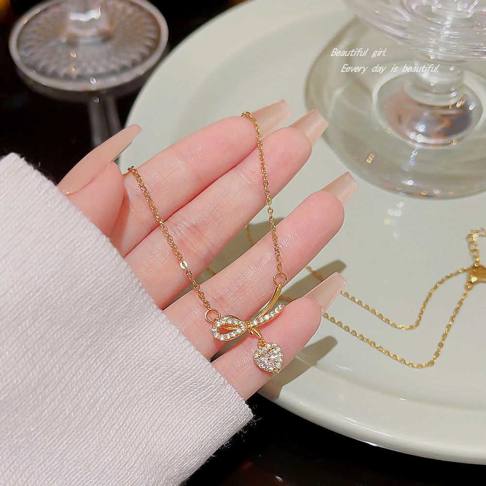 Sweet heart-shaped necklace pendant, girlish heart, collarbone chain inset with zircon super sparkling necklace, trendy and niche new accessory Application Scenario