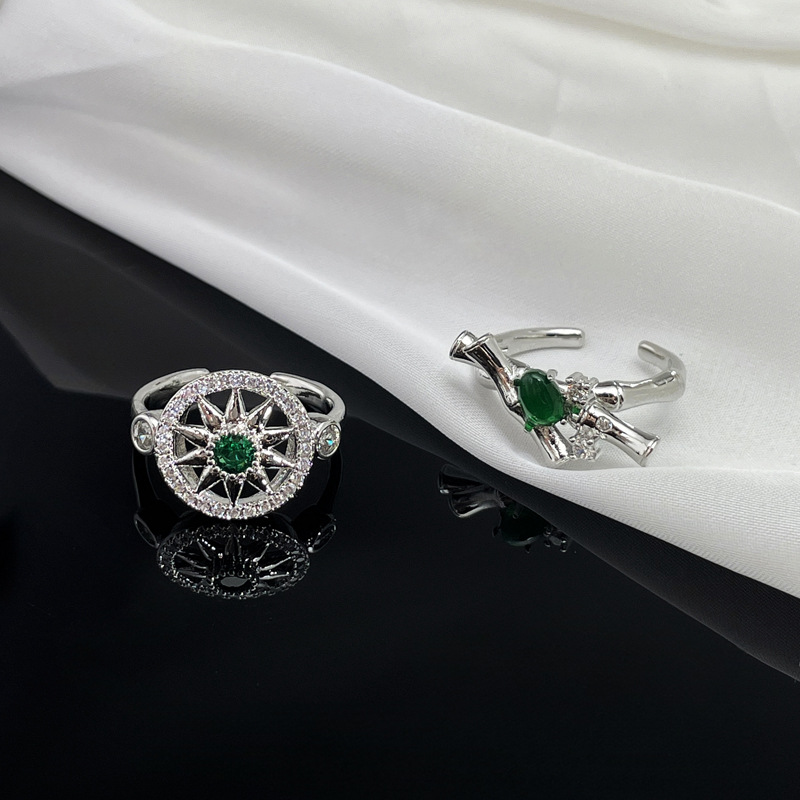 New Chinese-style French exquisite green diamond rosette star-shaped ring, feminine charm, niche bamboo joint cold style food ring Application Scenario