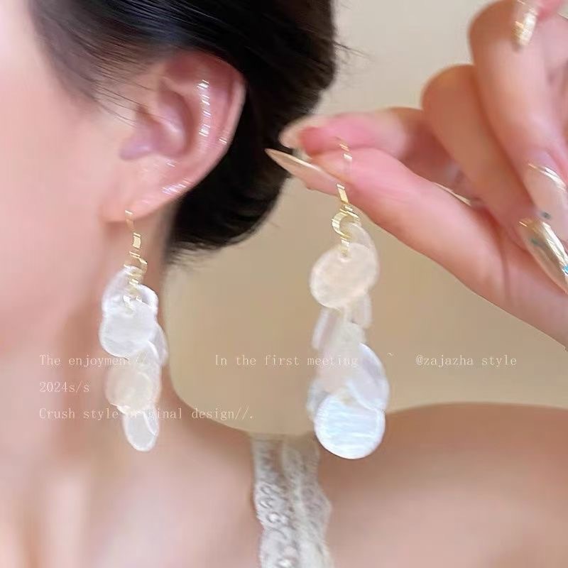Island vacation style long tassel shell earrings for women's summer 2025 new style Exaggerated and elegant earrings by the seaside details Picture