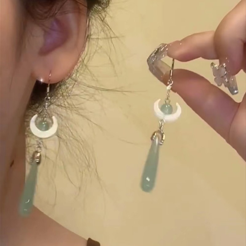 【 Moon Rises over the Sea 】 The same new Chinese-style anti-jade moon tassel earrings for women, a niche design with a national trend style full figure