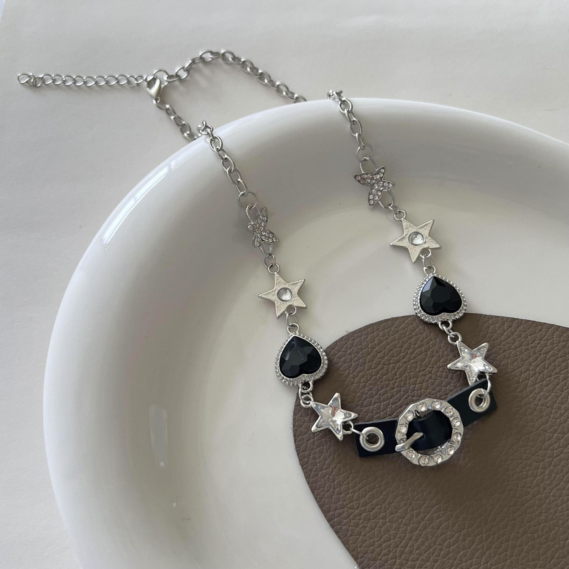 This is a new 2024 light luxury and niche collarbone chain necklace that exudes a sweet and cool feminine charm and is an exaggerated accessory for a hot girl's neck full figure