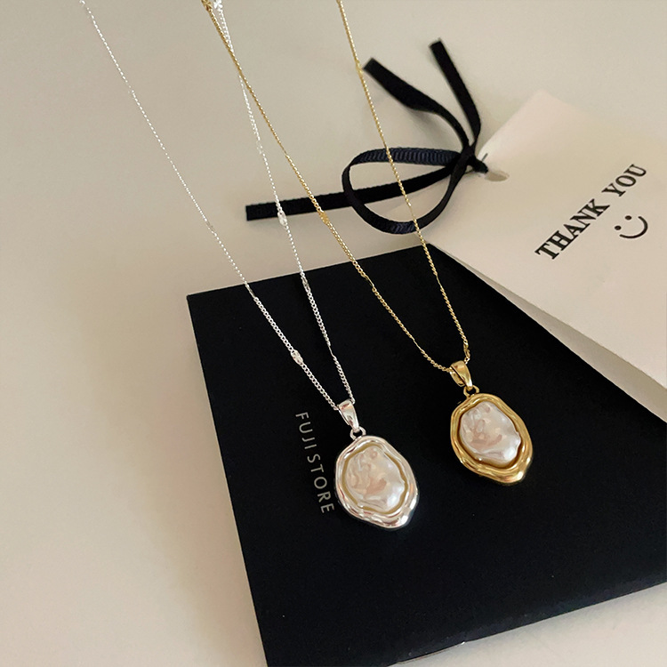 Cold and elegant irregular metal pearl necklace for women, Korean niche retro style, versatile and stylish necklace, collarbone chain Application Scenario