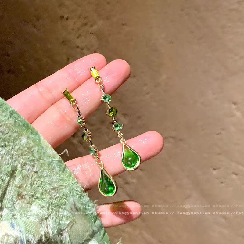 The exquisite green tassel water drop earrings scattered on the earth exude a feminine charm. The white stud earrings are long and extremely beautiful earrings Specification drawing