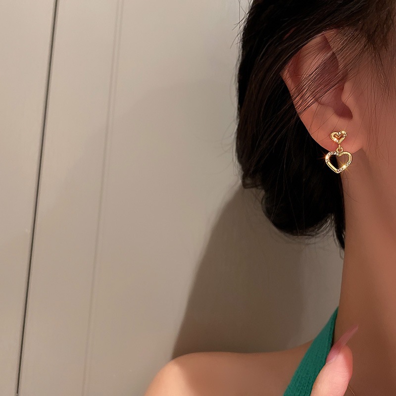 S925 Silver Needle diamond-encrusted hollowed-out heart-shaped earrings, Korean winter heart-shaped stud earrings, a popular, simple, small and fashionable earpiece details Picture