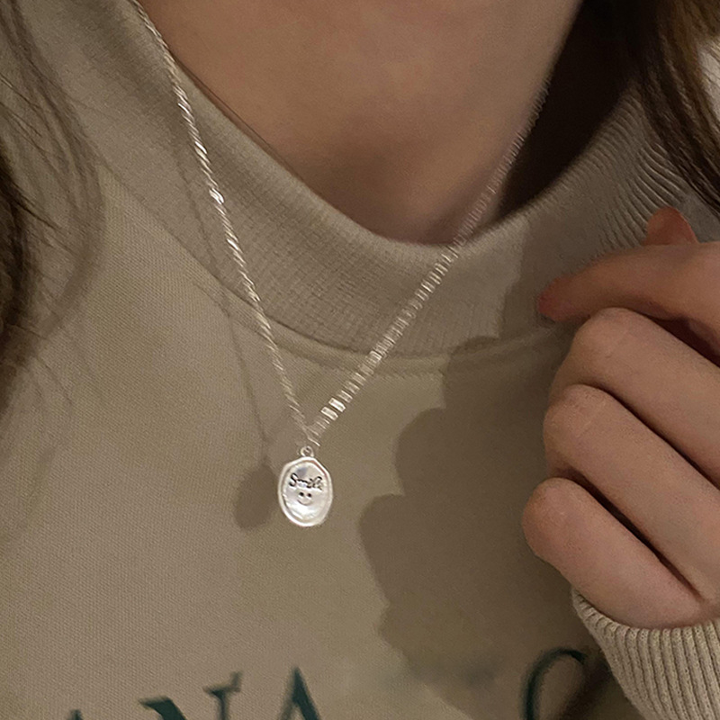 Simple and niche oval-shaped smiling silver sweater necklace, 2023 new style, versatile and stylish layering necklace, ins Application Scenario