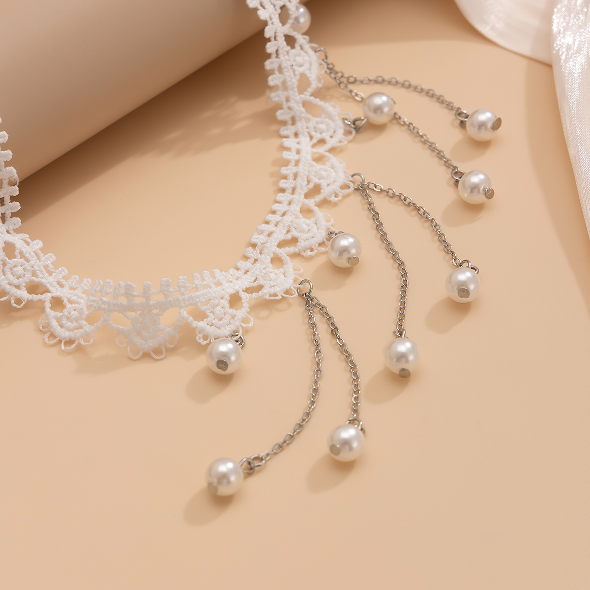 European and American cross-border jewelry, fashionable commuting gemstone pendant necklace, light luxury style imitation pearl tassel collarbone chain Application Scenario