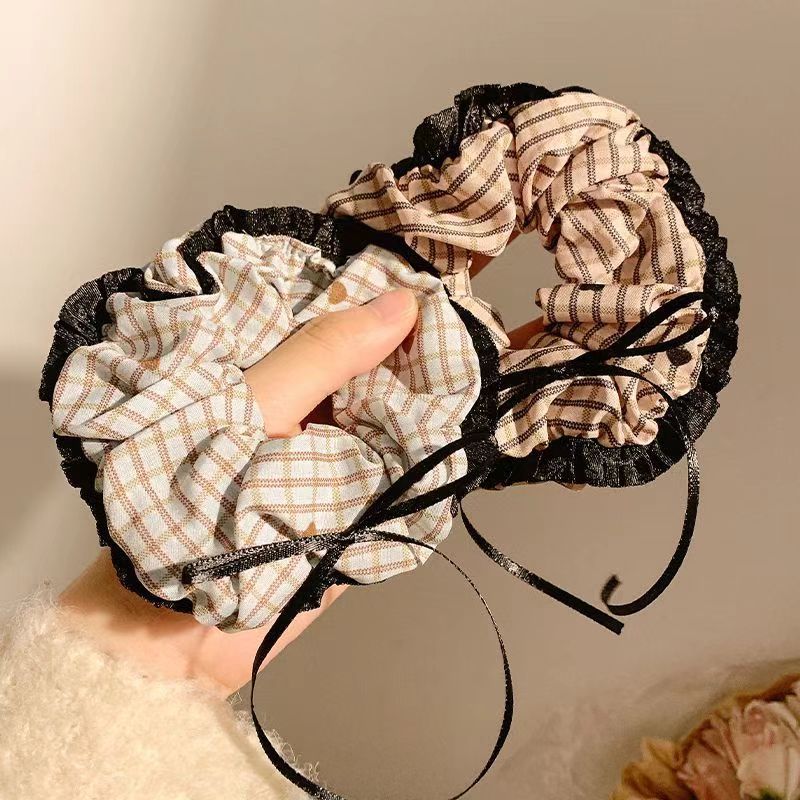 The retro heart-shaped checkered fabric large intestine hair band has a sweet and elegant charm. The bow silk band has a wide edge and pleated large intestine hair band full figure