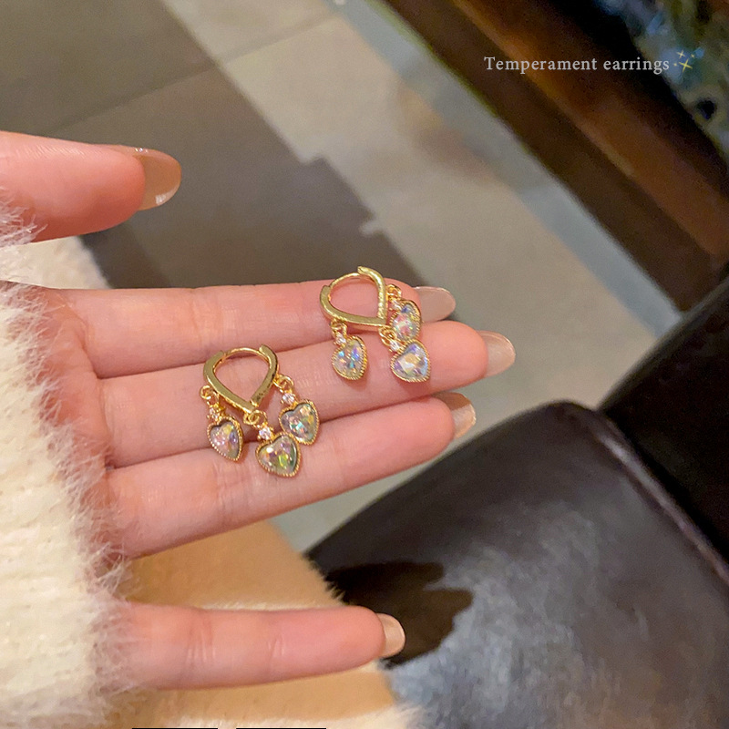 Light luxury, exquisite and dazzling heart-shaped earrings, a niche design for women, versatile and personalized ear buckles, fashionable and trendy earrings that are popular on the Internet full figure