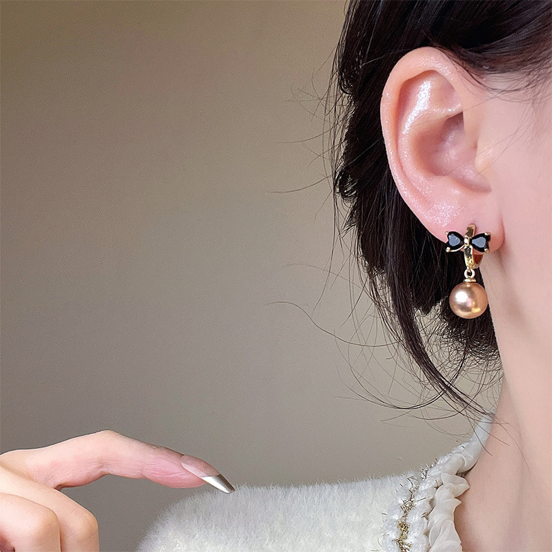 Light luxury, niche and high-end black rhinestone bow stud earrings, women's Hong Kong-style retro champagne-colored pearl stud earrings Application Scenario