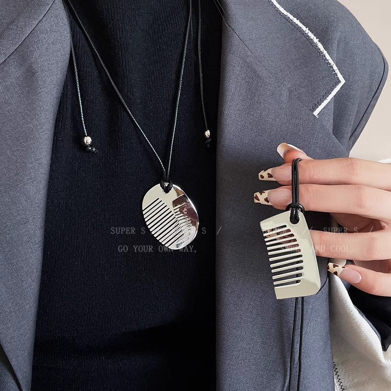 Korean niche leopard print acetate comb pendant, black rope necklace, women's design sense, versatile necklace, sweater chain full figure