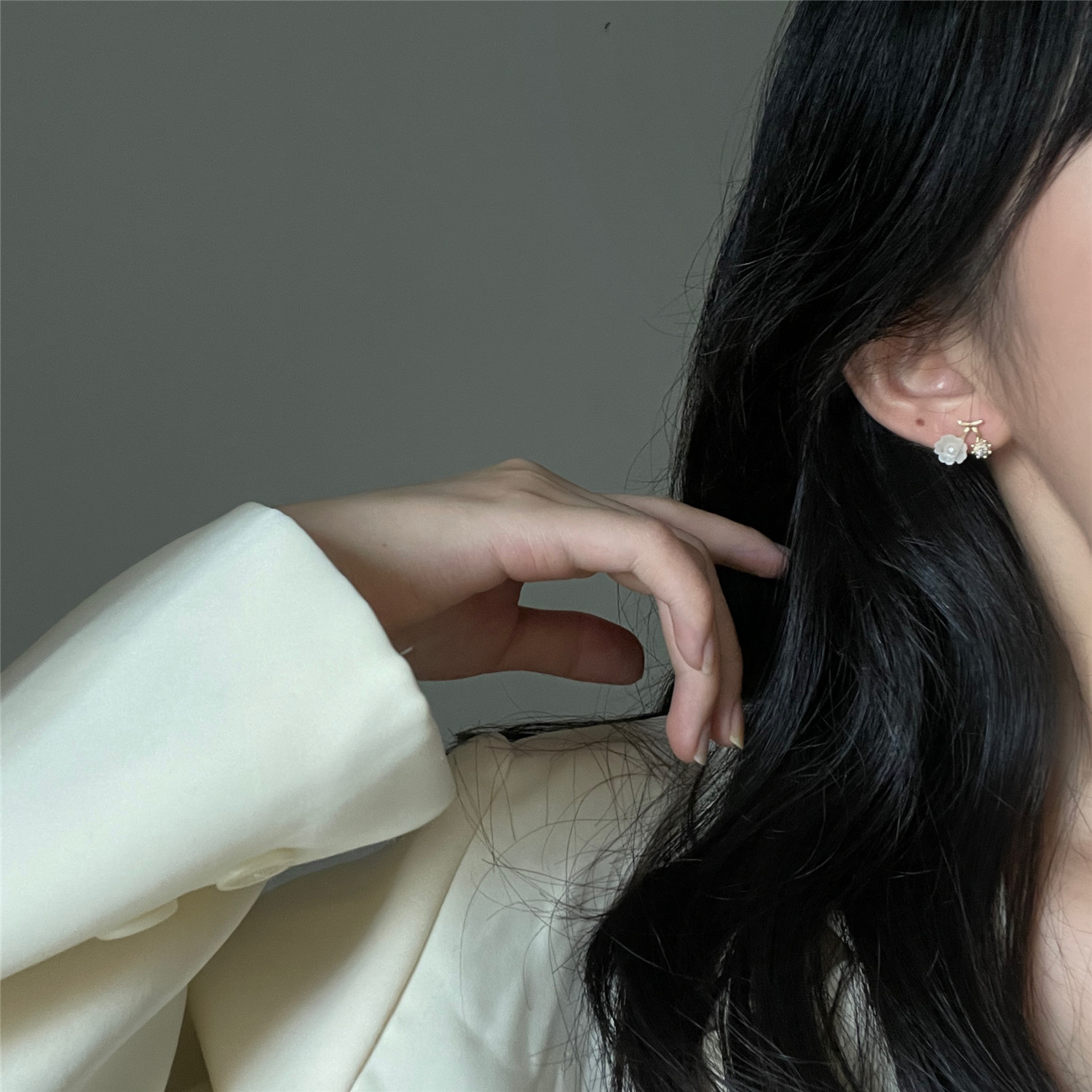 Sweet water diamond flower earrings from Japan and South Korea, a new trendy and light luxury stud earrings for women in 2025, a niche summer design for women Specification drawing