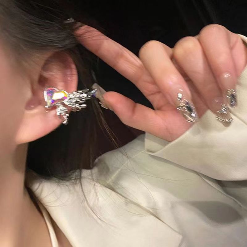 Aurora Iridic heart-shaped wing ear clips for women, light luxury and niche style, diamond-encrusted angel elf ear bone clips, no ear holes details Picture