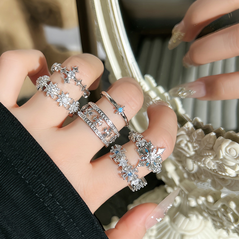 French-style simple and individual starlight snowflake fashionable and elegant open ring, a cold and aloof design for women, a light luxury ring full figure