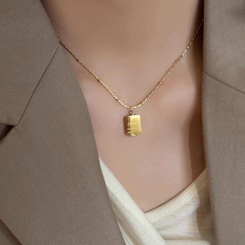 Golden pendant square brand necklace for women's Instagram cold style niche design collarbone chain 2023 new simple accessory full figure