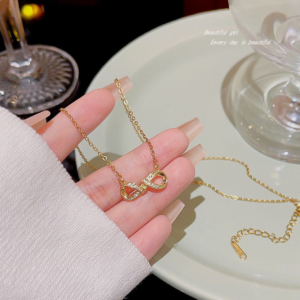 A simple and versatile 8-shaped necklace from South Korea that doesn't fade, a light luxury pendant, a new niche necklace, and a sweet collarbone chain that is popular among Internet celebrities full figure
