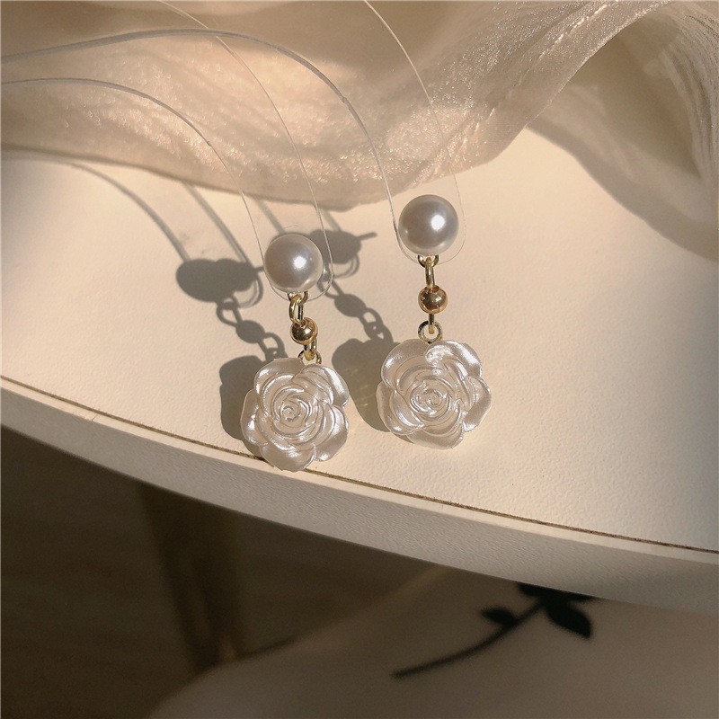 Camellia stud earrings, a niche design with a high-end and unique style, are a new bestseller in 2025, featuring imitation pearl earrings Specification drawing