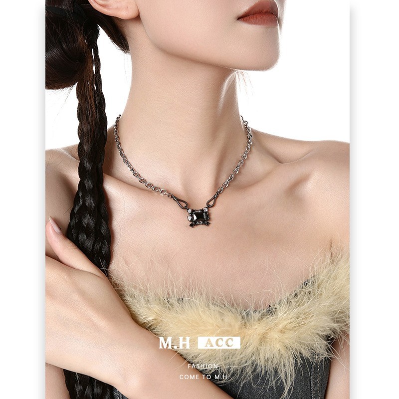 Original black square diamond necklace, female hip-hop sweet and cool spice girl style collarbone chain, simple and high-end, cold style necklace details Picture