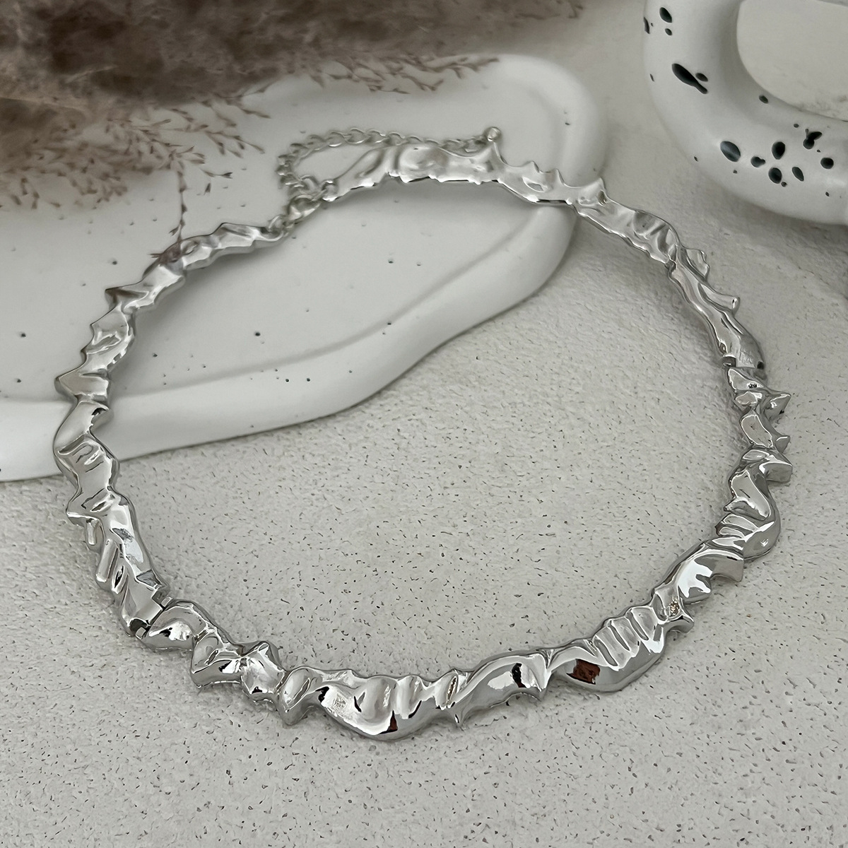 A simple and retro choker lava alloy necklace featuring irregular pleated liquid necklaces from Europe and America Application Scenario