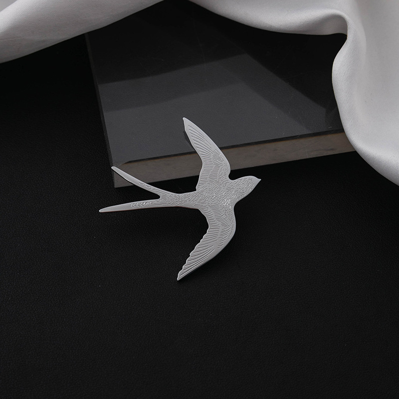 A matte swallow brooch with a retro European and American style, simple yet elegant brooch, and a creative accessory for a suit jacket Specification drawing