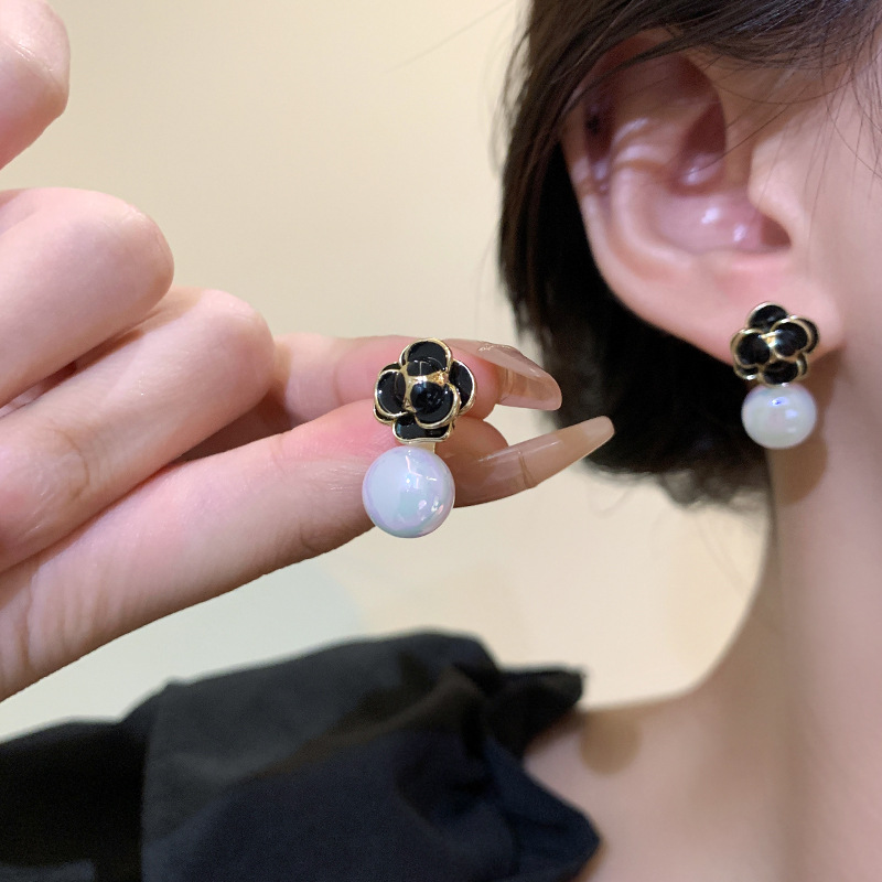 Wholesale of 925 Silver Needle New Mermaid Pearl Stud earrings for women with an ins style, light luxury and high-end design, versatile earrings details Picture