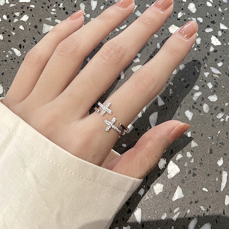 The exquisite cross-shaped zircon open ring in a cold style is fashionable and versatile on Instagram, with a light luxury and high-end feel. It's a trendy and cool food ring Specification drawing