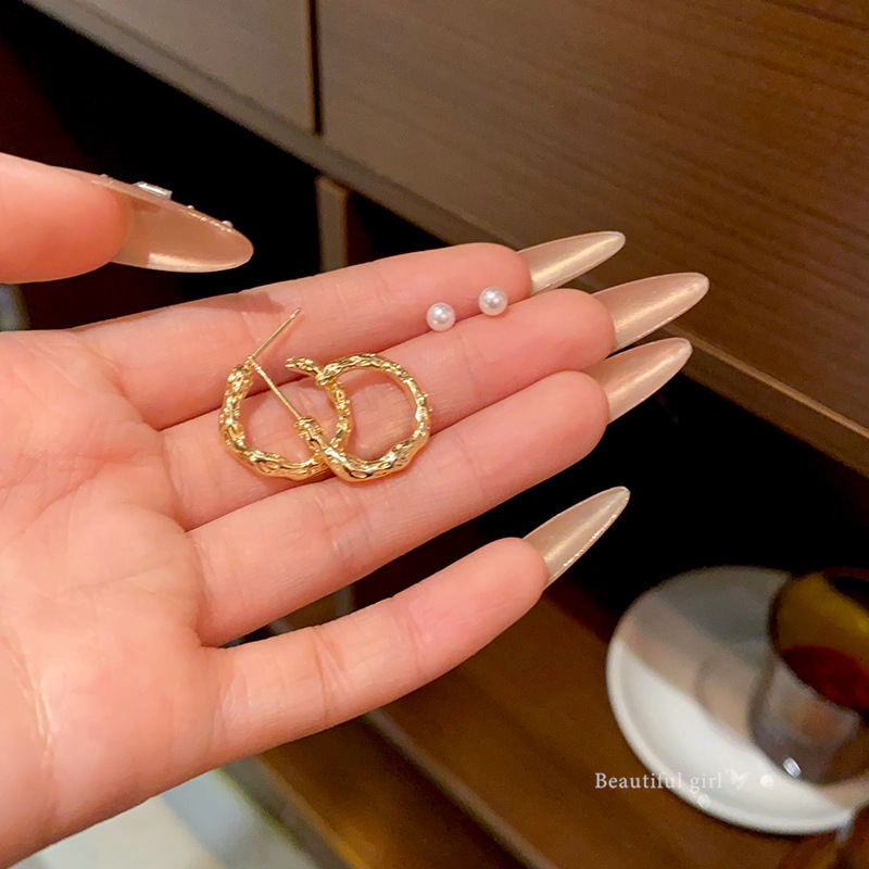 Irregular pleated metal set, pearl earrings, women's fashionable and elegant C-shaped stud earrings, Korean-style elegant earrings wholesale full figure