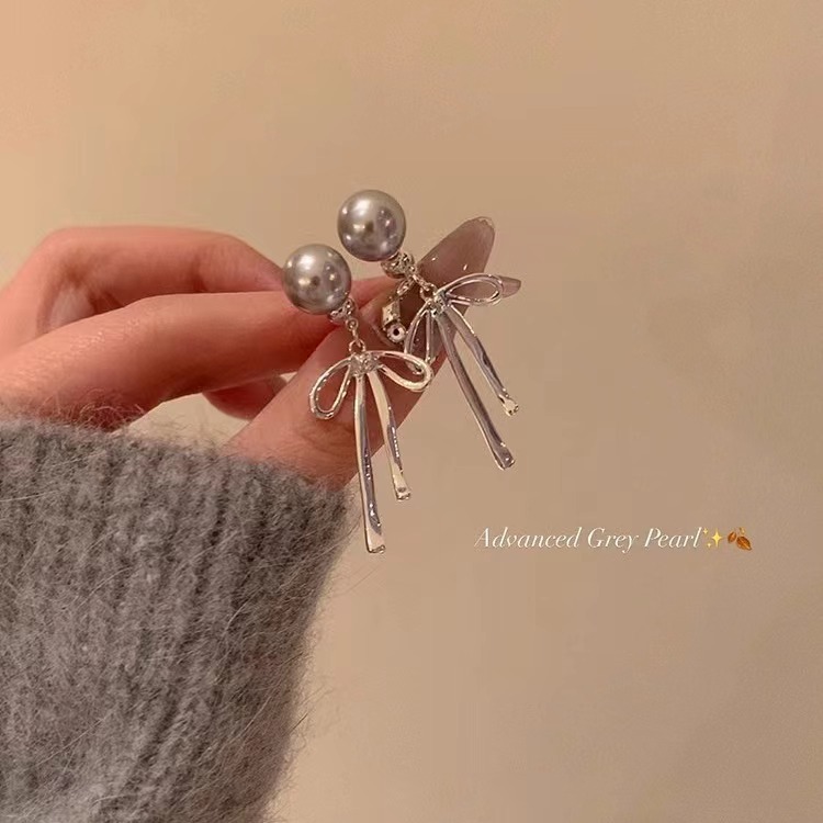 In 2025, there will be a series of best-selling items that exude a girlish charm, featuring a cold bow, long, cool grey pearl earrings, and delicate retro earrings full figure