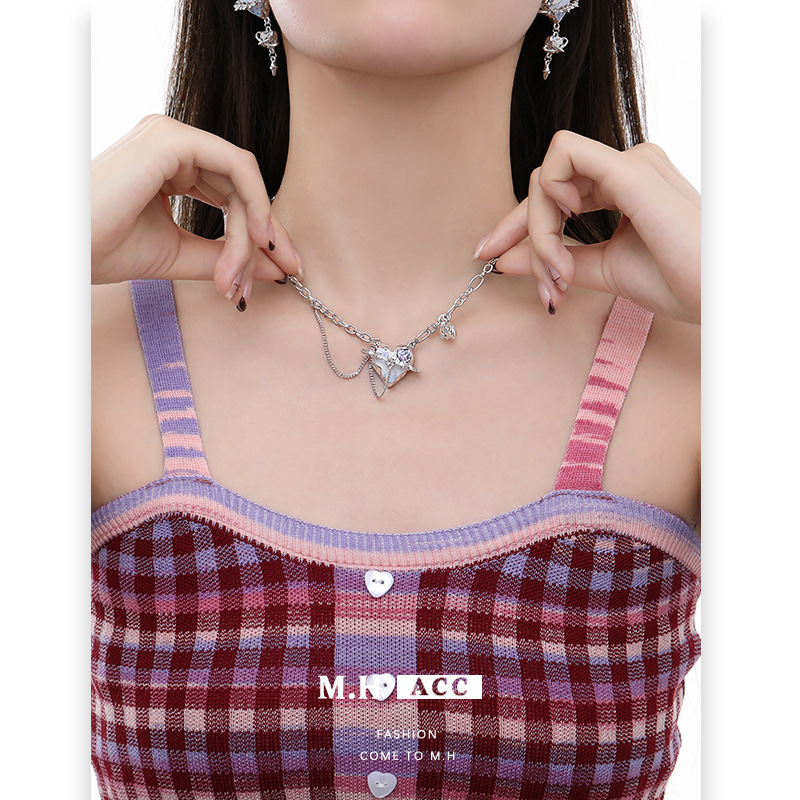 Blue gradient heart-shaped necklace that doesn't fade, a high-end women's summer collarbone chain, an original style, fresh and exquisite necklace details Picture