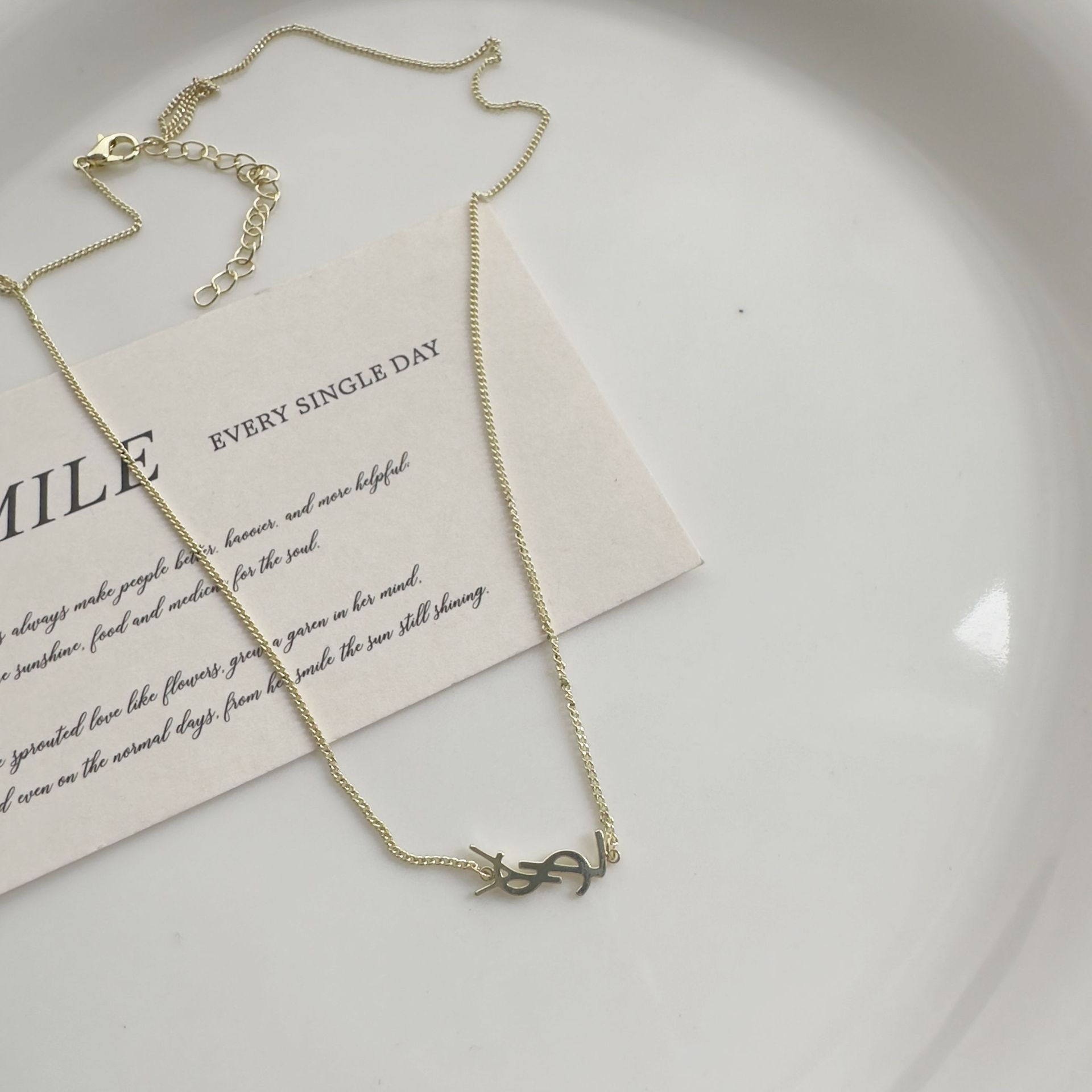 The new letter non-fading necklace features a unique design for women. It is a simple and elegant letter necklace with a layered collarbone chain Specification drawing