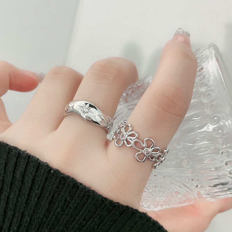 The hollowed-out flower ring exudes a high-end feminine charm in a Korean style, with a unique and elegant open ring. It's a simple and niche internet-famous index finger ring trend full figure