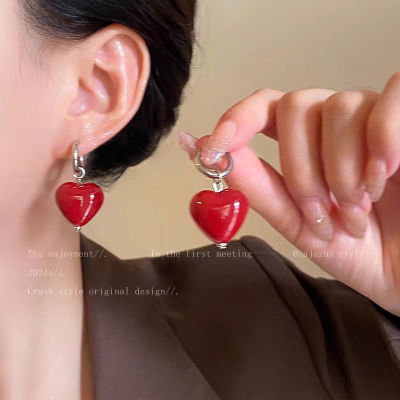 Red heart-shaped earrings for women 2025 New bestseller, retro style, high-end feel, sweet and elegant, internet-famous earrings Specification drawing