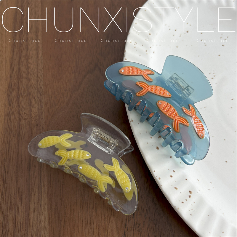 Blue transparent acetic acid hair clip, ins niche design, goldfish tank plate, large hairpin, 2023 Summer new style Application Scenario