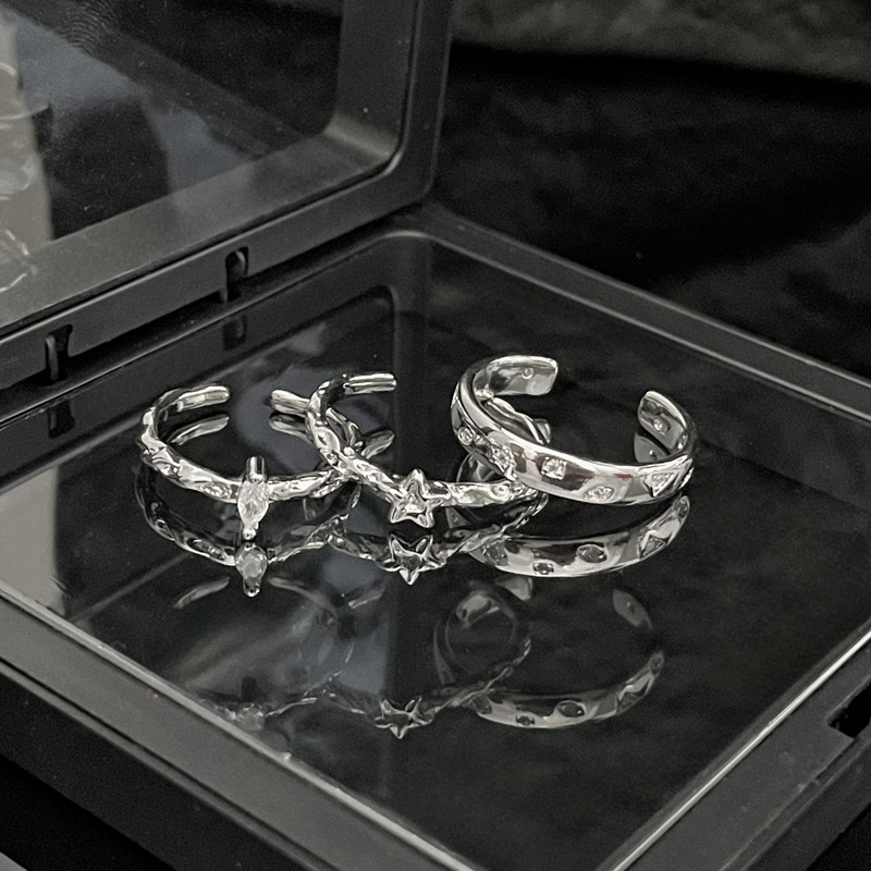 This simple, slightly inlaid, irregularly texted star-opening ring is a trendy and versatile multi-layered ring accessory for women on Instagram Application Scenario