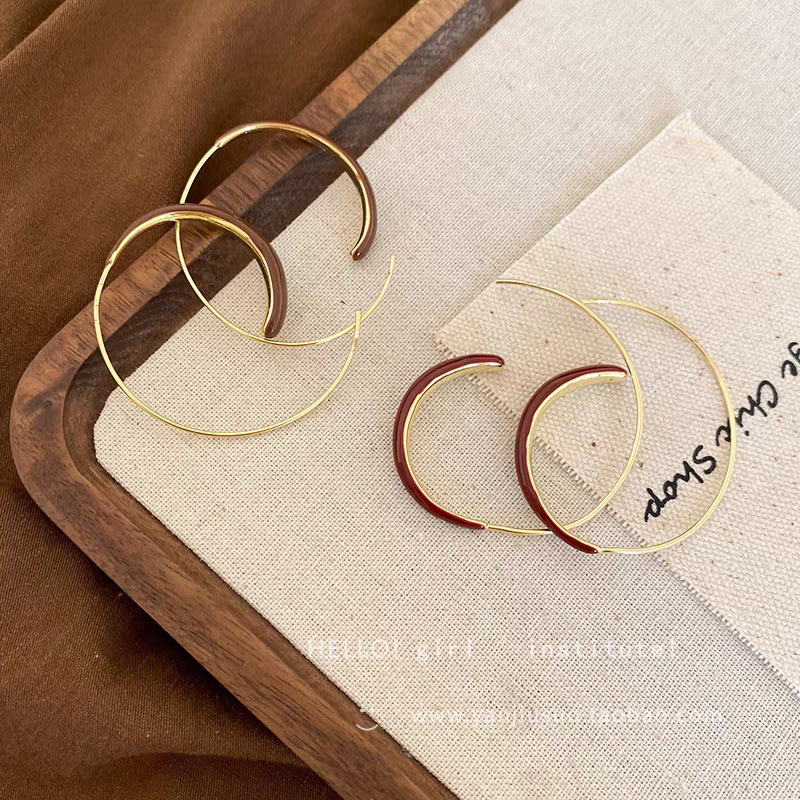 Autumn and winter high-end circular earrings, women's niche design, wine red stud earrings, retro drip glaze exaggerated ear rings Application Scenario