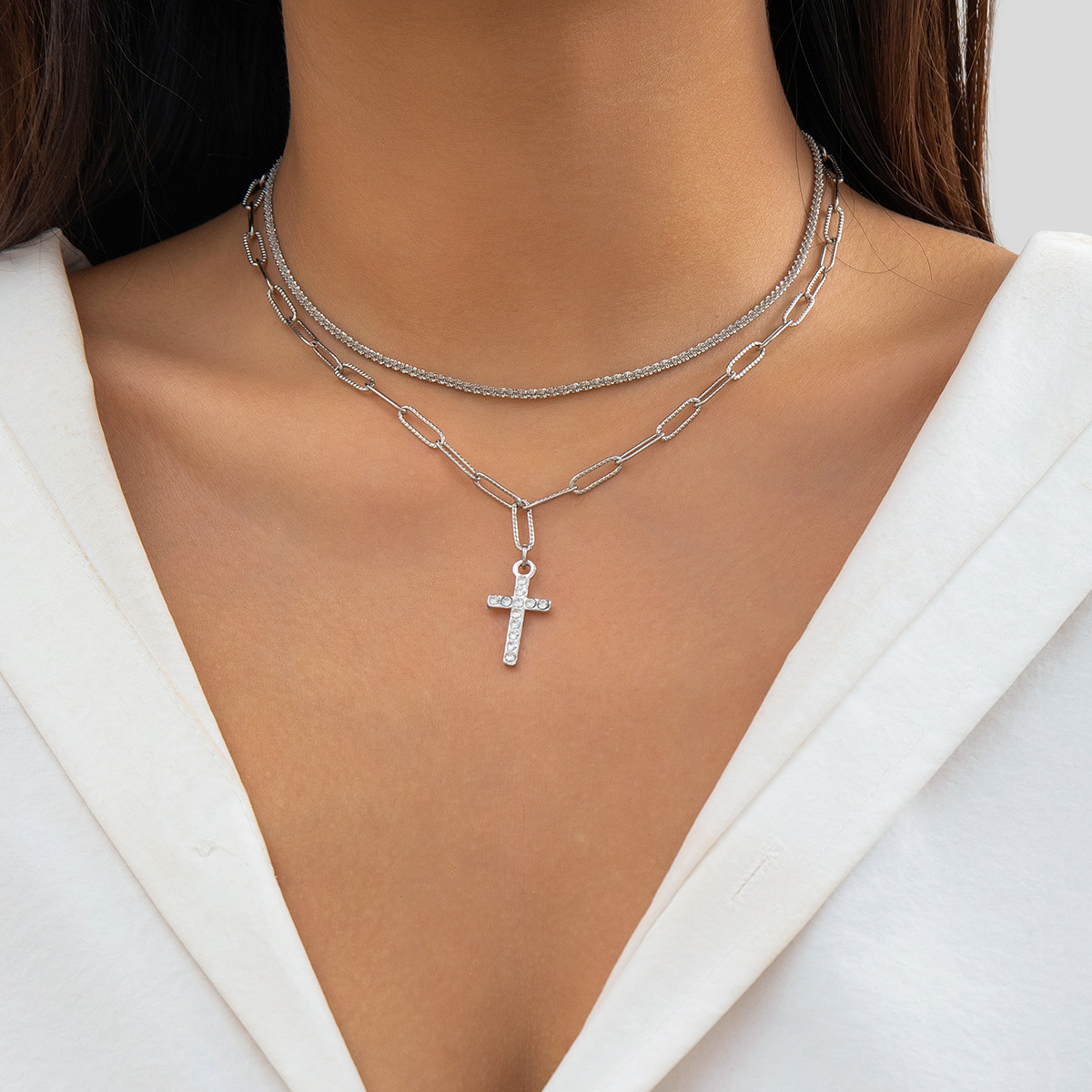 A versatile, sparkling chain collarbone necklace for women with tassels and diamond-encrusted crosses details Picture